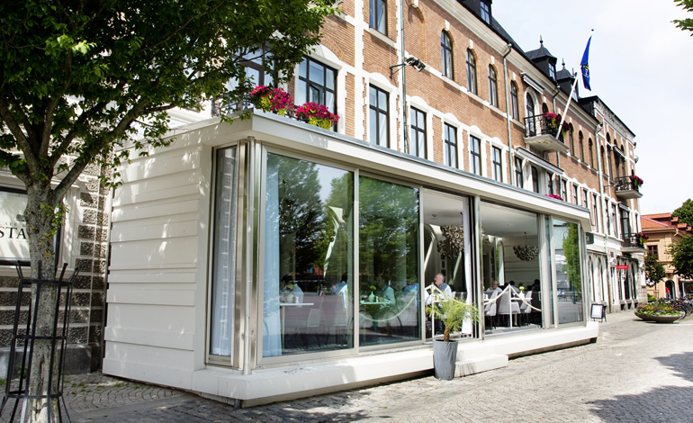 En somrig veranda på torget