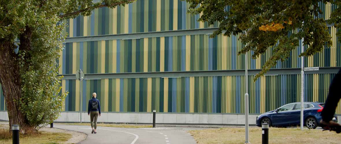 Färgglad fasad ger nytt p-hus karaktär